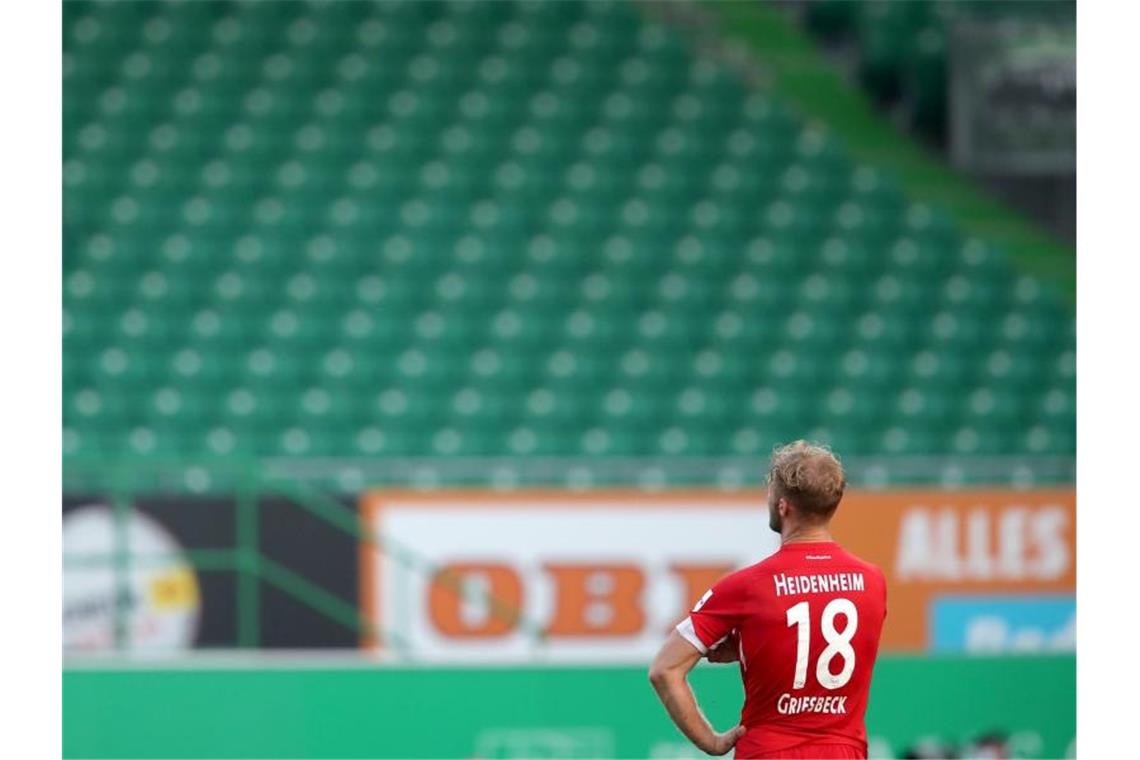 Erste Abgänge: Griesbeck und Beermann verlassen Heidenheim Sebastian Griesbeck steht auf dem Spielfeld. Foto: Daniel Karmann/dpa/Archivbild