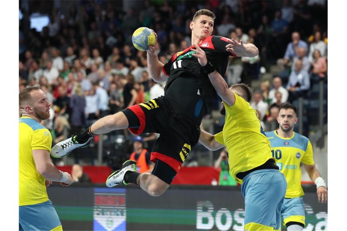Göppingens Handballer Heymann fällt mit Kreuzbandriss aus Sebastian Heymann (M) aus Deutschland kämpft sich durch Kastriot Jupa (l) und Petrit Prekazi aus dem Kosovo. Foto: Daniel Karmann/dpa/Archivbild
