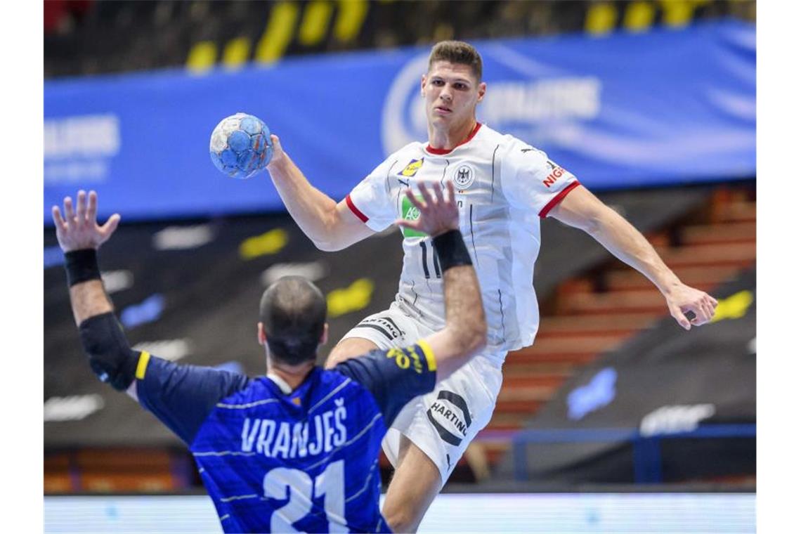 „Kackspiel“: DHB-Team siegt mit Mühe in Bosnien-Herzegowina Sebastian Heymann (r) setzt sich gegen den Bosnier Vladimir Vranjes (21) durch und kommt zum Wurf. Foto: Sascha Klahn/dpa