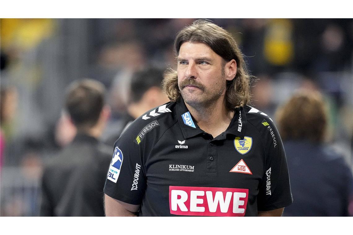 Sebastian Hinze (ThSV Eisenach, 46 Jahre alt): Der gebürtige Wuppertaler führte den Bergischen HC 2013 erstmals in die Bundesliga, nach dem direkten Abstieg auch 2015 wieder zurück und etablierte den Klub dort dauerhaft. Ab 2022 sorgte er bei den Rhein-Neckar Löwen für Furore, gewann gleich den DHB-Pokal und führte das Team in Europa bis ins Halbfinale. Seit 2025 steht er nun in Eisenach an der Seitenlinie und will mit dem Aufsteiger das nächste Handball-Märchen schreiben.