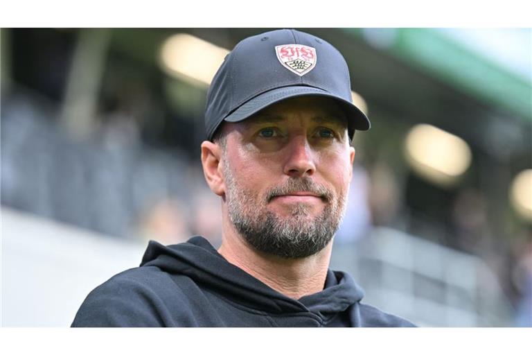 Sebastian Hoeneß und der VfB Stuttgart gastieren bei Bayer Leverkusen.