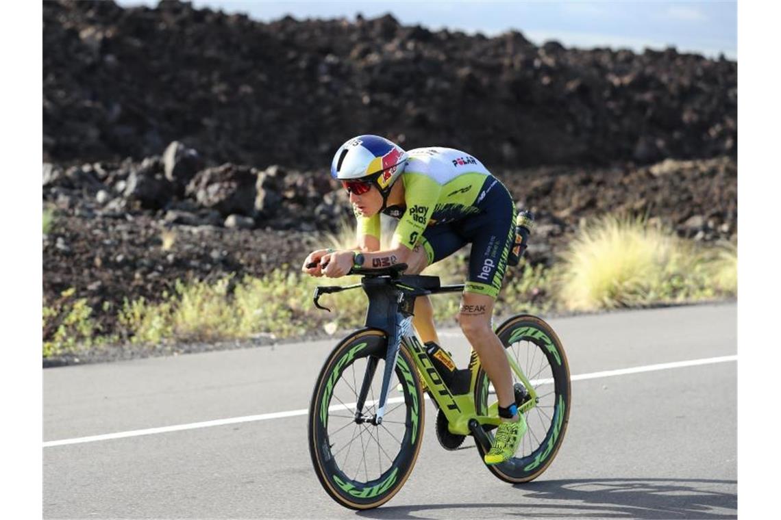 Sebastian Kienle aus Deutschland fährt Fahrrad beim Hawaii Ironman Triathlon. Foto: David Pintens/BELGA/dpa