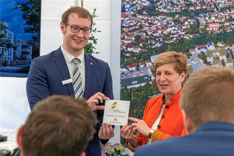 Sebastian Kuhlen von der Dibag AG stellte bei einem Empfang auf dem Gelände Obere Walke das Mammutprojekt vor. Später übergab Wohnungsbauministerin Nicole Razavi dem Backnanger Oberbürgermeister Maximilian Friedrich die Stadt-Bürger-Dialog-Plakette der Städtebauförderung.Foto: A. Becher