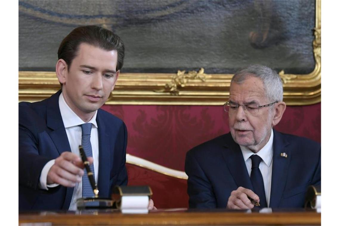 Sebastian Kurz, Bundeskanzler von Österreich, unterzeichnet seine Ernennungsurkunde neben Bundespräsident Alexander Van der Bellen. Foto: Hans Klaus Techt/APA/dpa