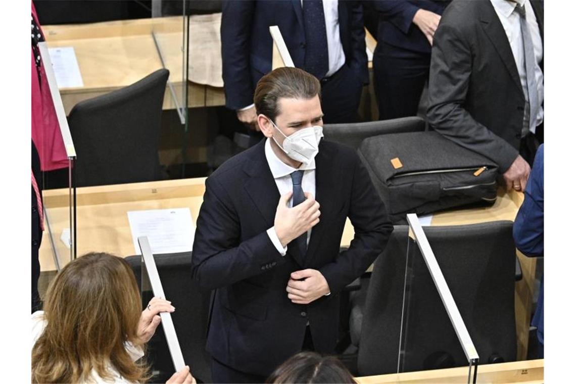 Ex-Kanzler Kurz ist nun Parlamentarier Sebastian Kurz (m.), Parteivorsitzender der ÖVP, im Gespräch mit Abgeordneten im Nationalrat. Foto: Hans Punz/APA/dpa