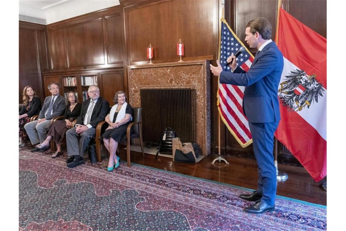 Nachkommen von NS-Opfern wieder österreichische Staatsbürger Sebastian Kurz (r) überreicht Nachfahren von NS-Opfern die Staatsbürgerschaft. Foto: Mary Altaffer/AP/dpa