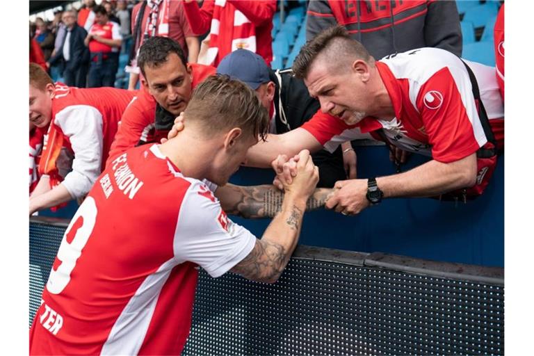 Sebastian Polter, 1. FC Union Berlin, wird nach dem Spiel von Fans getröstet. Foto: Bernd Thissen