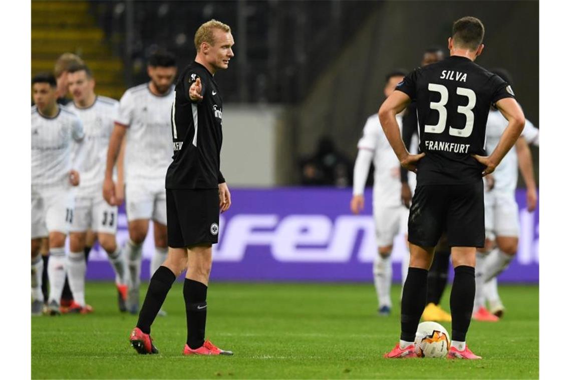 Sebastian Rode (l) und Andre Silva hatten mit Eintracht Frankfurt im Geisterspiel gegen den FC Basel das Nachsehen. Foto: Arne Dedert/dpa