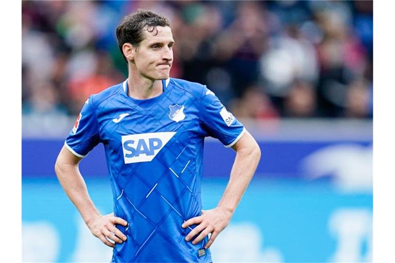 Sebastian Rudy steht nach dem Spiel auf dem Spielfeld. Foto: Uwe Anspach/dpa