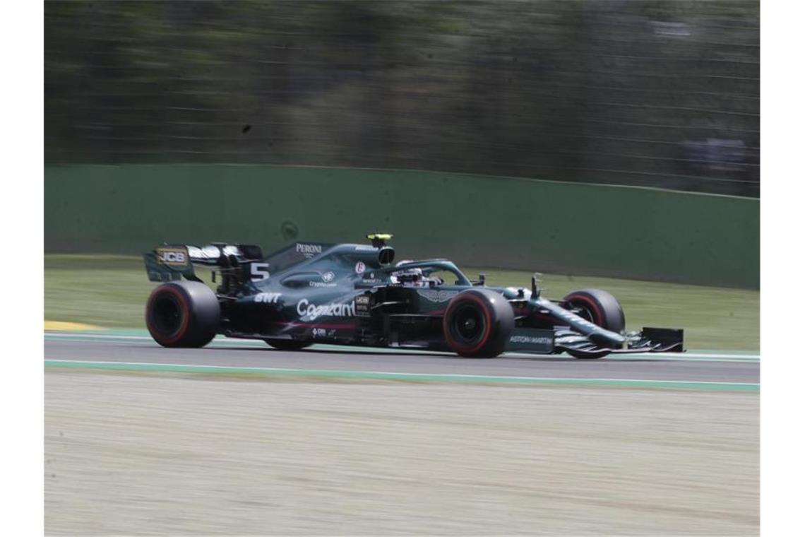Vettel-Debakel bei Verstappens Imola-Siegfahrt Sebastian Vettel fährt im Aston Martin-Boliden auf der Rennstrecke. Foto: Luca Bruno/AP/dpa