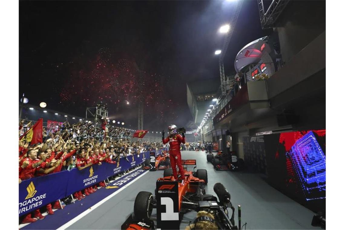 Sebastian Vettel ist nun alleiniger Rekordsieger beim Formel-1-Nachtrennen in Singapur. Foto: Lim Yong Teck/AP