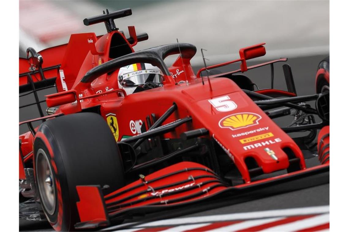 90. Pole: Hamilton-Show auf dem Hungaroring - Vettel Fünfter Sebastian Vettel kam in seinem Ferrari auf Platz fünf - 1,3 Sekunden hinter Hamilton. Foto: Leonhard Foeger/Pool Reuters/AP/dpa