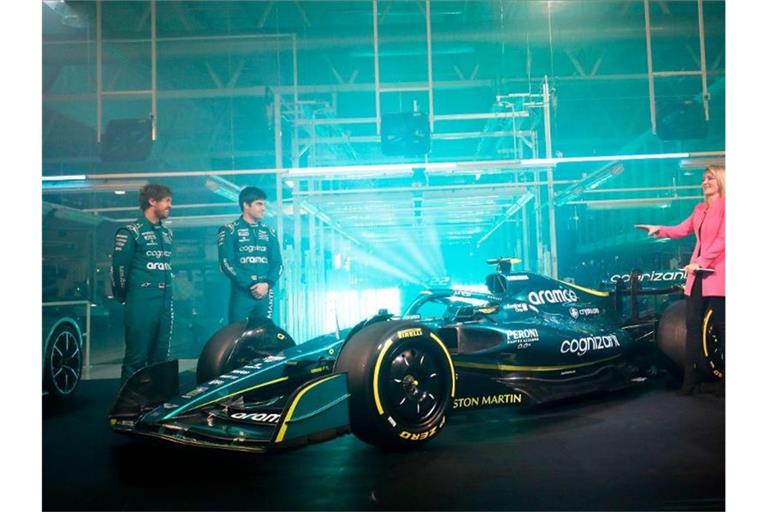 Sebastian Vettel (l) und Lance Stroll bei der Vorstellung des neuen AMR22. Foto: ---/Aston Martin Aramco Cognizant Formula One™ Team/dpa