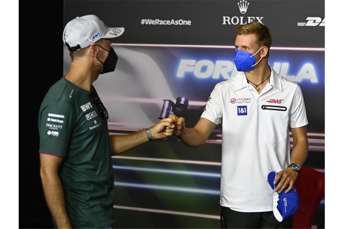 Sebastian Vettel (l) und Mick Schumacher verbindet eine besondere Freundschaft. Foto: Christian Bruna/Pool EPA/AP/dpa