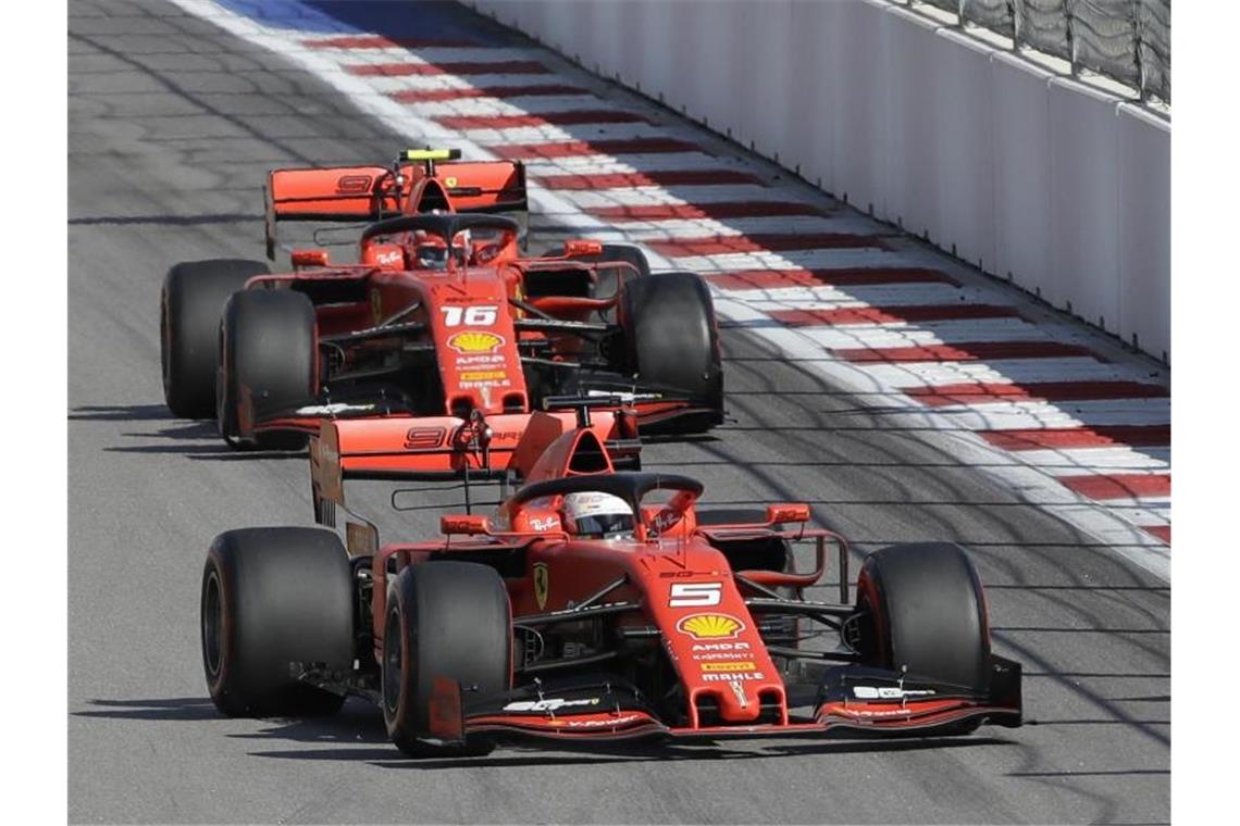 Roter Zoff am Schwarzen Meer: Bitteres Aus für Vettel Sebastian Vettel (l) und Teamkollege Charles Leclerc verloren durch das Teamorder-Desaster bei Ferrari die Führung. Foto: Luca Bruno/AP