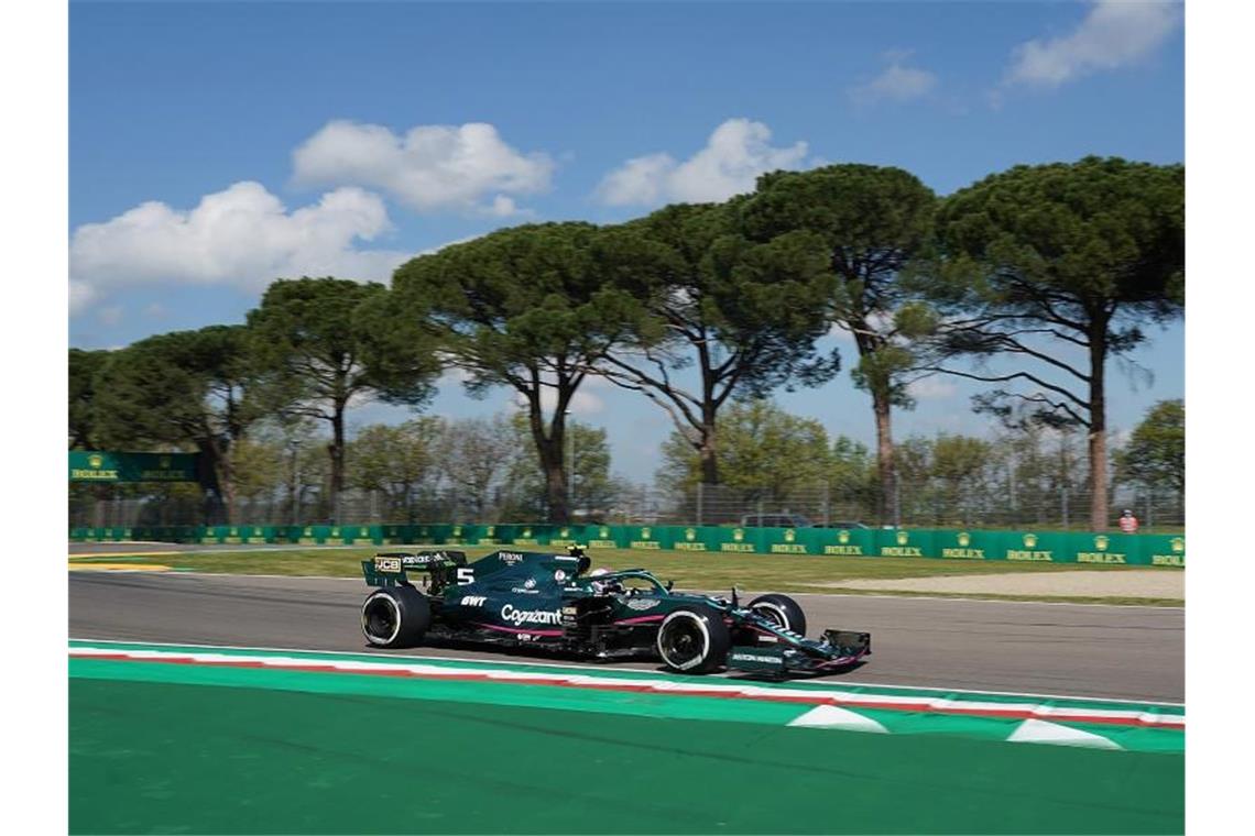 Sebastian Vettel mit seinem Aston Martin beim Training auf der Strecke von Imola. Foto: Hasan Bratic/dpa