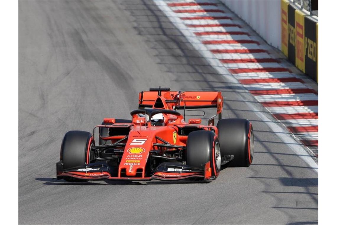 Vettel in Russland-Quali Dritter - Leclerc dominiert Sebastian Vettel musste sich in der Qualifikation erneut seinem Ferrari-Kollegen Charles Leclerc geschlagen geben. Foto: Luca Bruno/AP