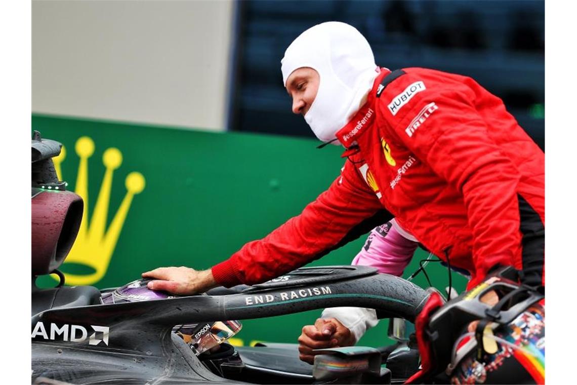 Sebastian Vettel (r) fuhr in Istanbul überraschend auf Platz drei und konnte Hamilton früh gratulieren. Foto: Pa Wire/PA Wire/dpa