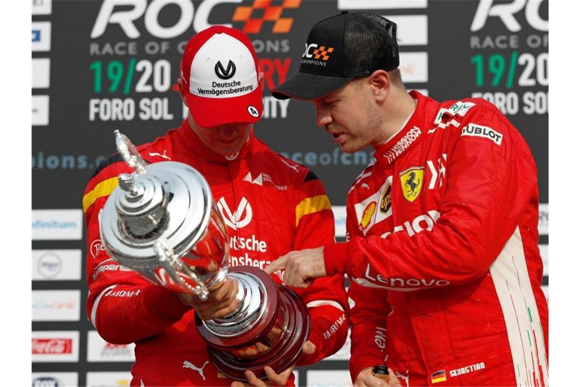 Vettel will Mentor für Mick Schumacher sein Sebastian Vettel (r) möchte gerne der Ratgeber für Mick Schumacher in der Formel 1 sein. Foto: Rebecca Blackwell/AP/dpa