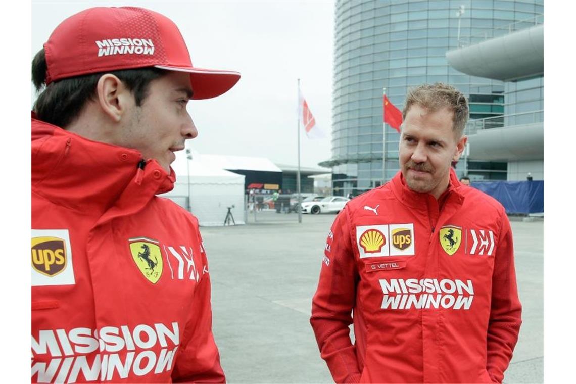 Sebastian Vettel (r) und Charles Leclerc wollen in Monza einen Ferrari-Sieg einfahren. Foto: Andy Wong/AP