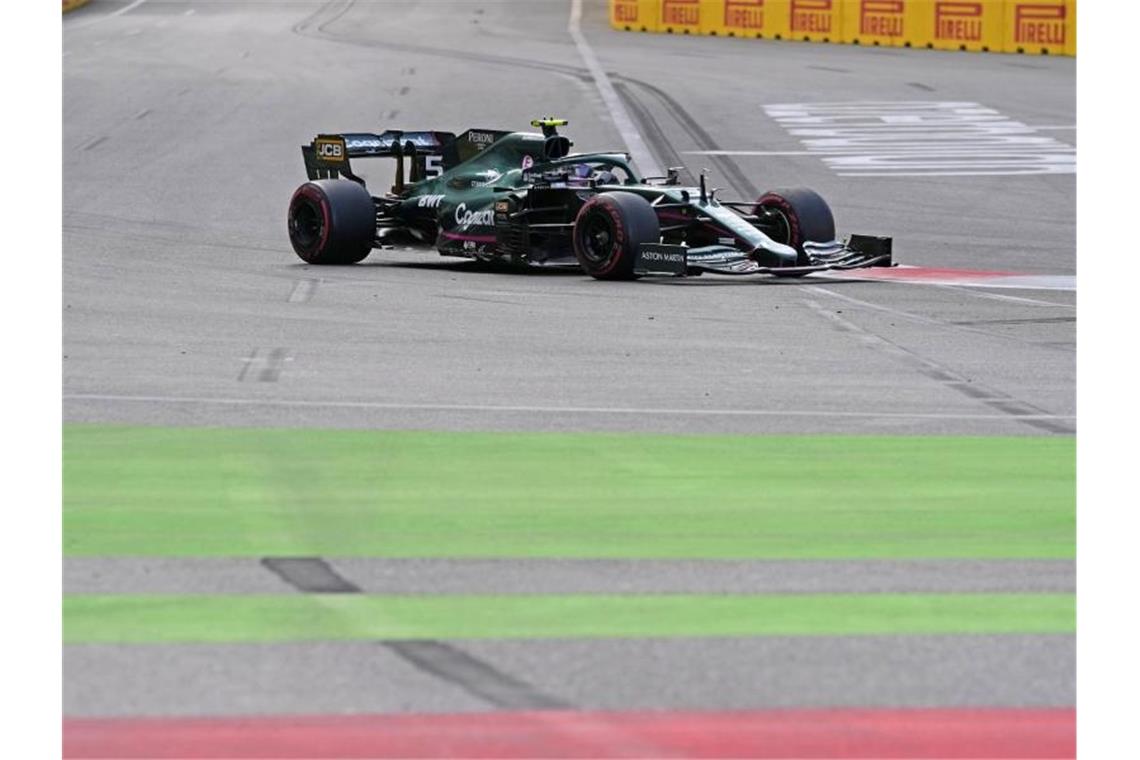 Vettel Zweiter in Baku - Perez siegt nach Verstappen-Crash Sebastian Vettel startete in seinem Aston-Martin-Boliden noch von Startplatz elf und kam letztlich als Zweiter ins Ziel. Foto: Darko Vojinovic/AP/dpa