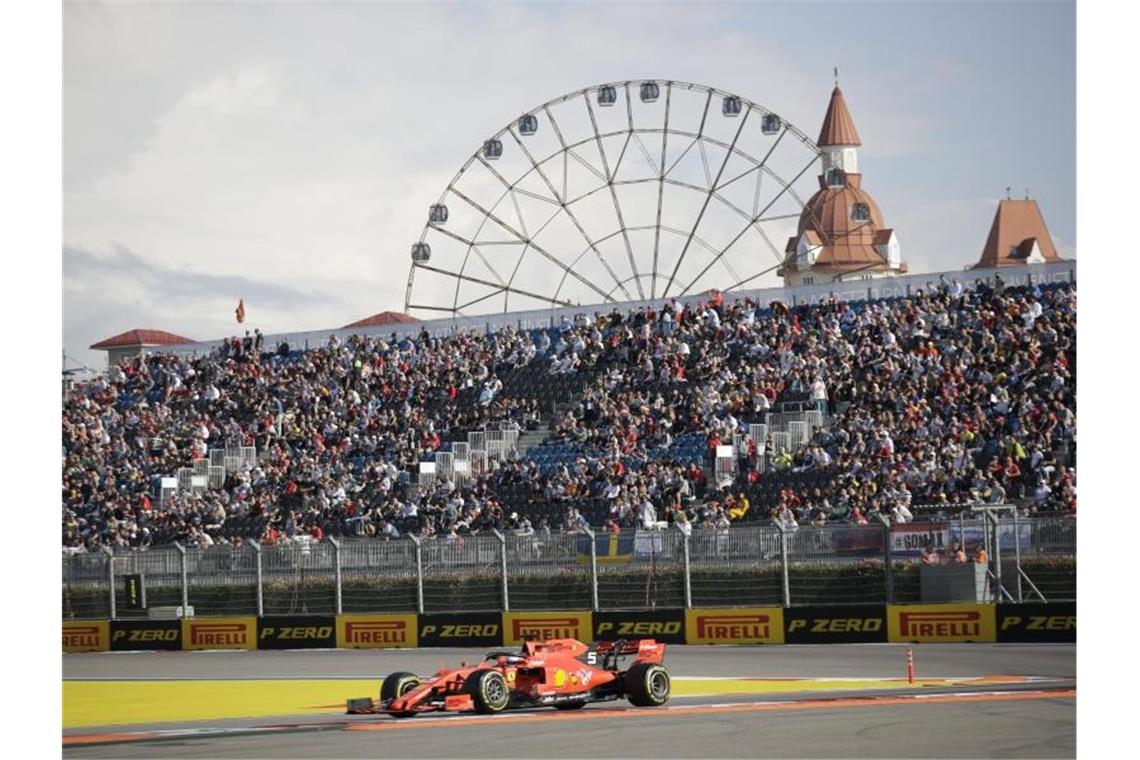 Vettel in Russland-Quali Dritter - Leclerc dominiert Sebastian Vettel steuert sein Auto während des Qualifying über die Rennstrecke. Foto: Luca Bruno/AP