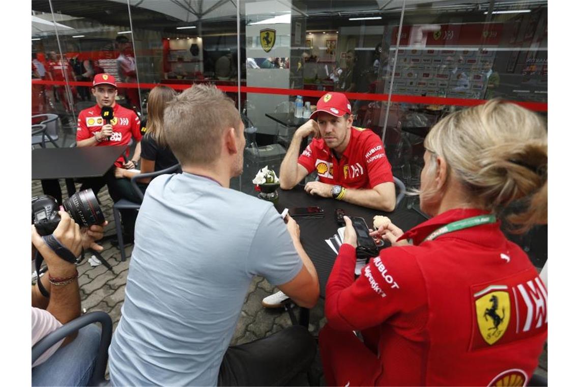 Sebastian Vettel und Charles Leclerc kollidierten beim GP von Brasilien und schieden beide aus. Foto: Nelson Antoine/AP/dpa