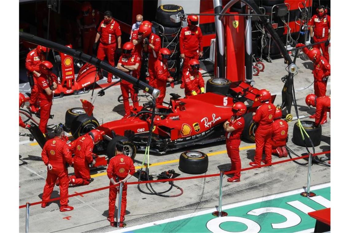 Vettel im Formel-1-Alptraum: Ferrari „schwer geprügelt“ Sebastian Vettel und Ferrari erlebten beim zweiten Spielberg-Rennen einen rabenschwarzen Tag. Foto: Leonhard Foeger/Pool Reuters/AP/dpa