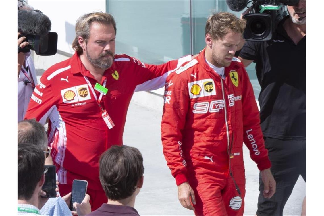 Sebastian Vettel verlässt beim Großen Preis von Kanada enttäuscht die Siegerehrung. Foto: Paul Chiasson