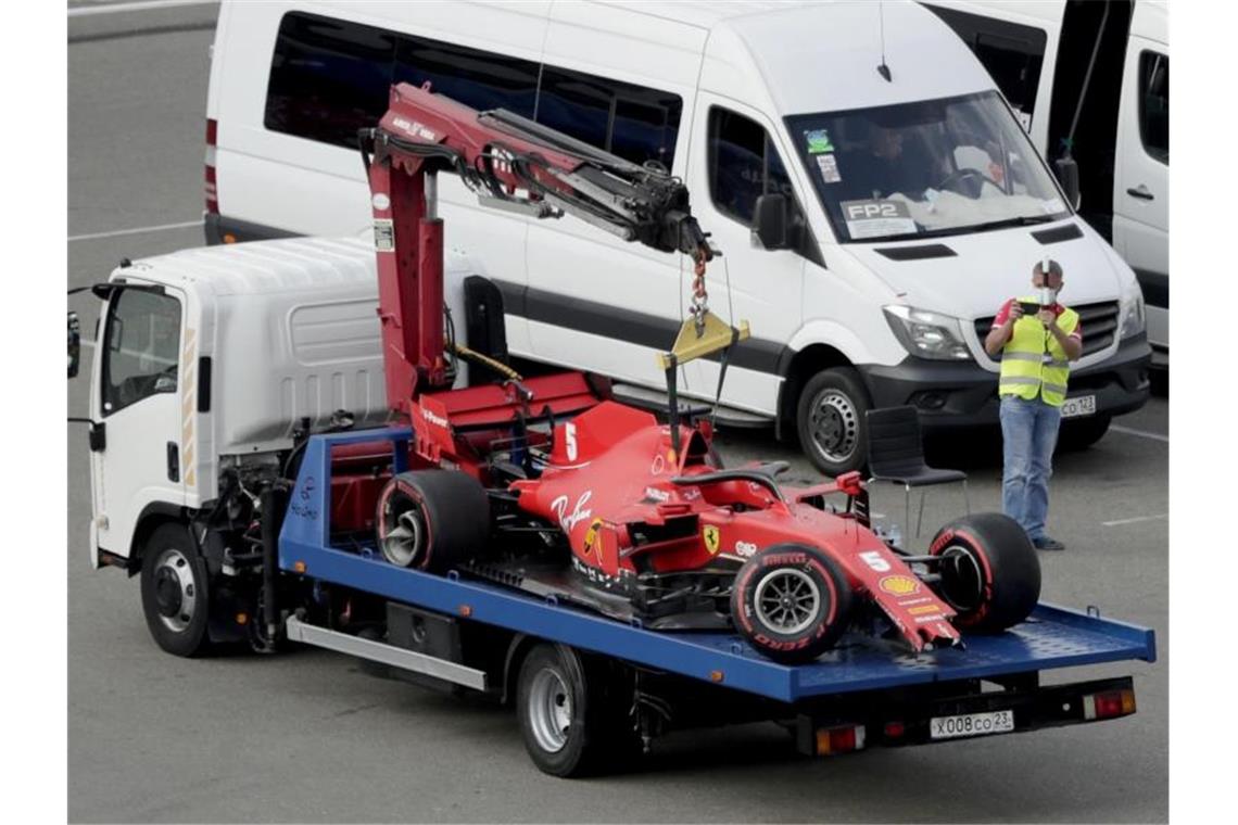 Sebastian Vettels Ferrari musste nach dem Unfall abtransportiert werden. Foto: Pavel Golovkin/Pool AP/dpa