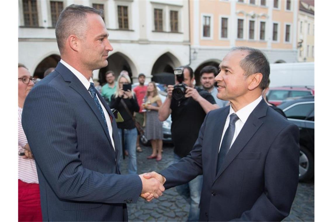 Sebastian Wippel gratuliert Octavian Ursu, dem neuen Oberbürgermeister von Görlitz. Ursu hat die Stichwahl am Sonntag klar gewonnen. Foto: Sebastian Kahnert