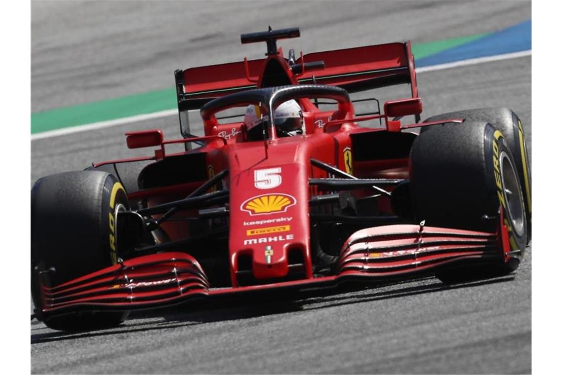 Sebastian Vettel vom Team Ferrari steuert im 2. Freien Training sein Auto auf der Rennstrecke in Spielberg. Foto: Darko Bandic/AP Pool/dpa