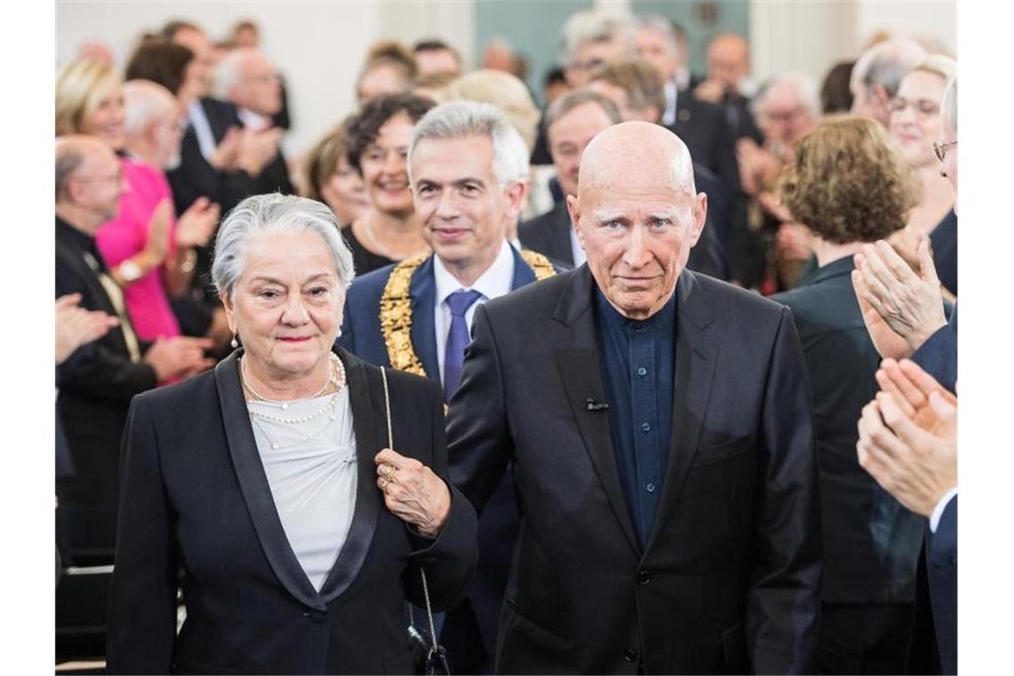 Sebastião Salgado kommt in Begleitung seiner Frau Lélia zur Verleihung. Foto: Andreas Arnold/dpa