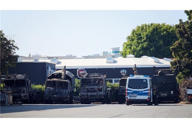 Sechs Bundeswehr-Fahrzeuge sind am Samstagabend in Erfurt in Brand geraten. Die Kriminalpolizei ermittelt wegen Brandstiftung.