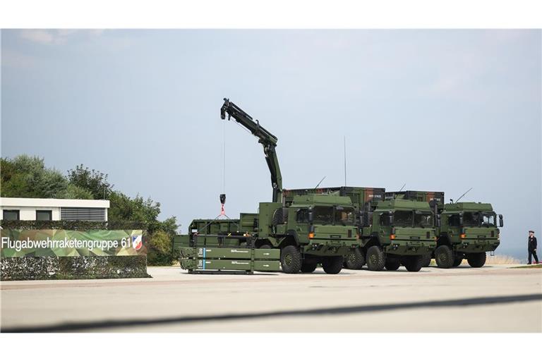 Sechs Bundeswehr-Fahrzeuge sind am Samstagabend in Erfurt in Brand geraten (Symbolbild).