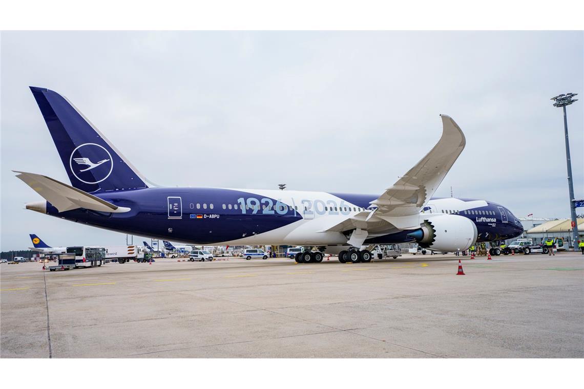 Sechs Flugzeuge will die Lufthansa mit einer Sonderlackierung versehen, die das Kranich-Symbol mit der 100 und den Jahreszahlen 1926 und 2026 verbindet.