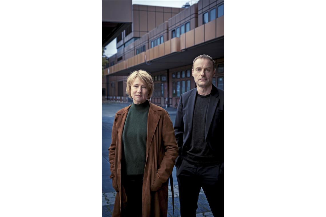Sechs Folgen lang waren sie ein Team: Corinna Harfouch als Susanne Bonard und Mark Waschke als Robert Karow vor ihrem Kommissariat im ehemaligen Flughafen Tegel.