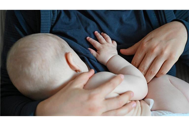 Sechs Monate ausschließlich stillen - diese Empfehlung der Weltgesundheitsorganisation (WHO) zur Ernährung von Babys gilt nun auch in Deutschland. (Symbolbild)