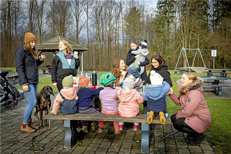 Sechs von acht Waldfeen und ihre Minifeen auf dem Plattenwaldspielplatz: Die Krabbelgruppe ist im Jahr 2023 entstanden und hat seitdem viel Zuwachs bekommen. Foto: Alexander Becher