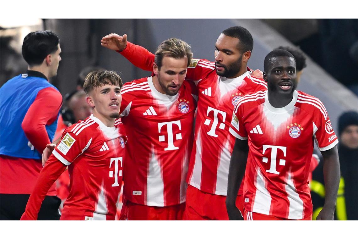 Sechsmal Münchner Torjubel nach dem 0:2-Fehlstart: Lennart Karl, Schütze Harry Kane, Jonathan Tah und Dayot Upamecano nach dem 4:2.