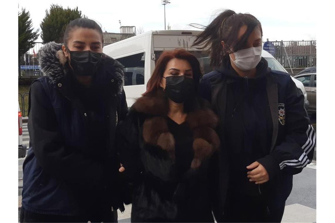 „Ochse im Palast“: Türkischer Journalistin droht lange Haft Sedef Kabas (m.) kam im Januar dieses Jahres in Untersuchungshaft. Foto: Uncredited/IHA/dpa