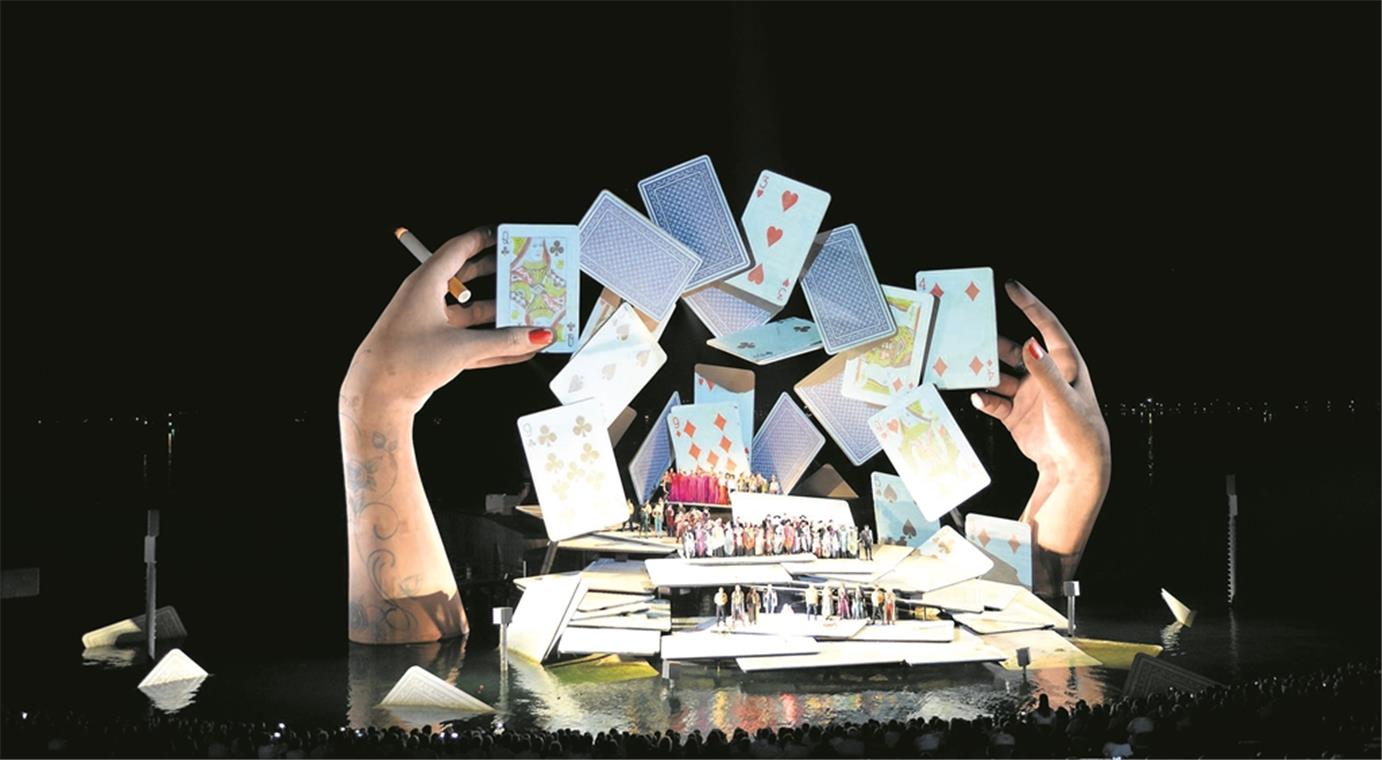 Atemberaubende „Carmen“ Seebühne Bregenz: Auf den Flying Cards zwischen den 21 und 18 Meter hohen Händen gibt es Bild- und Videoprojektionen. In der Mitte unten befindet sich eine Drehbühne. Gespielt wird auch auf rutschfesten, ins Wasser absenkbaren Gitterkarten. Fotos: I. Knack