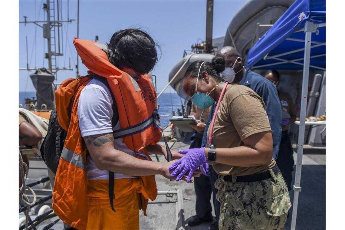 Seeleute des Lenkflugkörperzerstörers USS Bainbridge leisten Hilfe für die Besatzung der „Kokuka Courageous“. Foto: Specialist 3rd Class Jason Waite