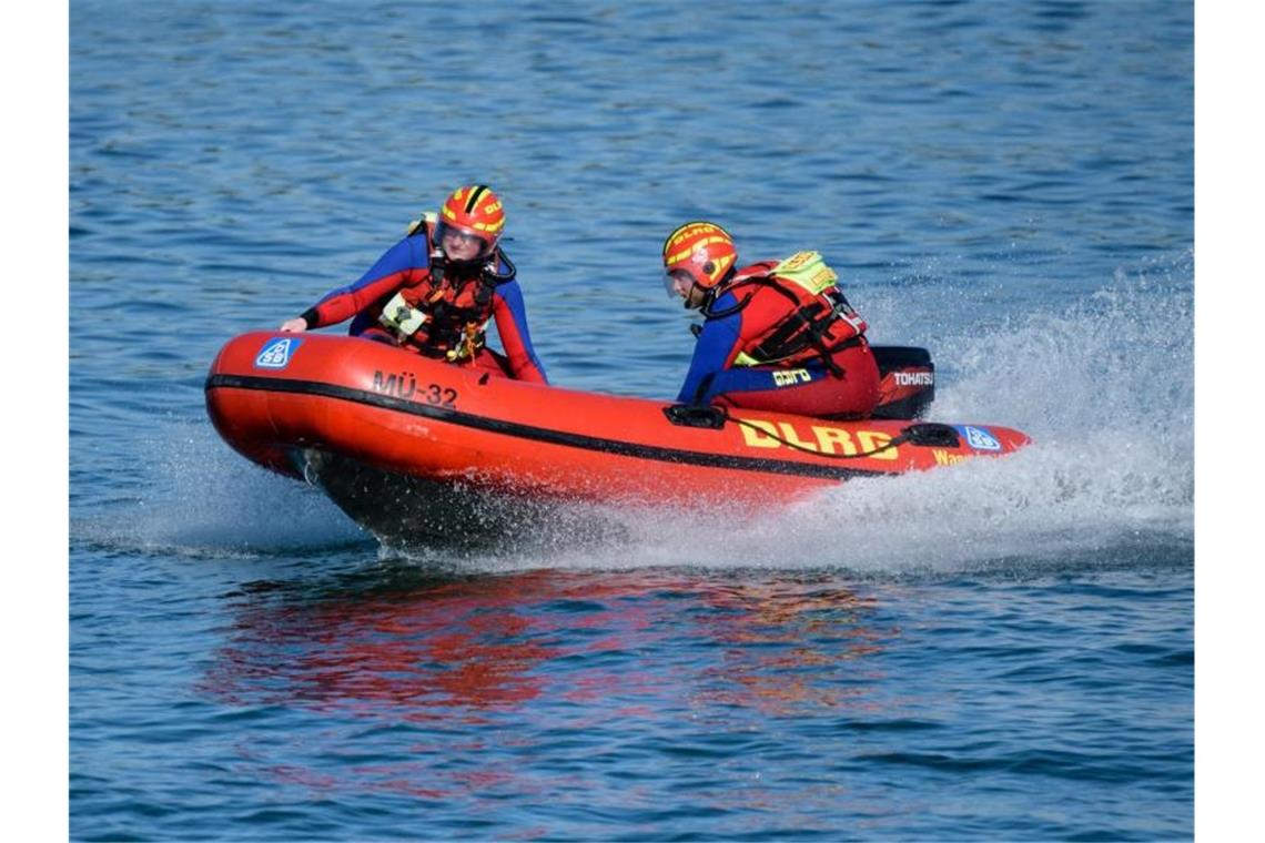 Seenotretter der DLRG fahren in einem Schnellboot über den Chiemsee. Foto: Matthias Balk/dpa