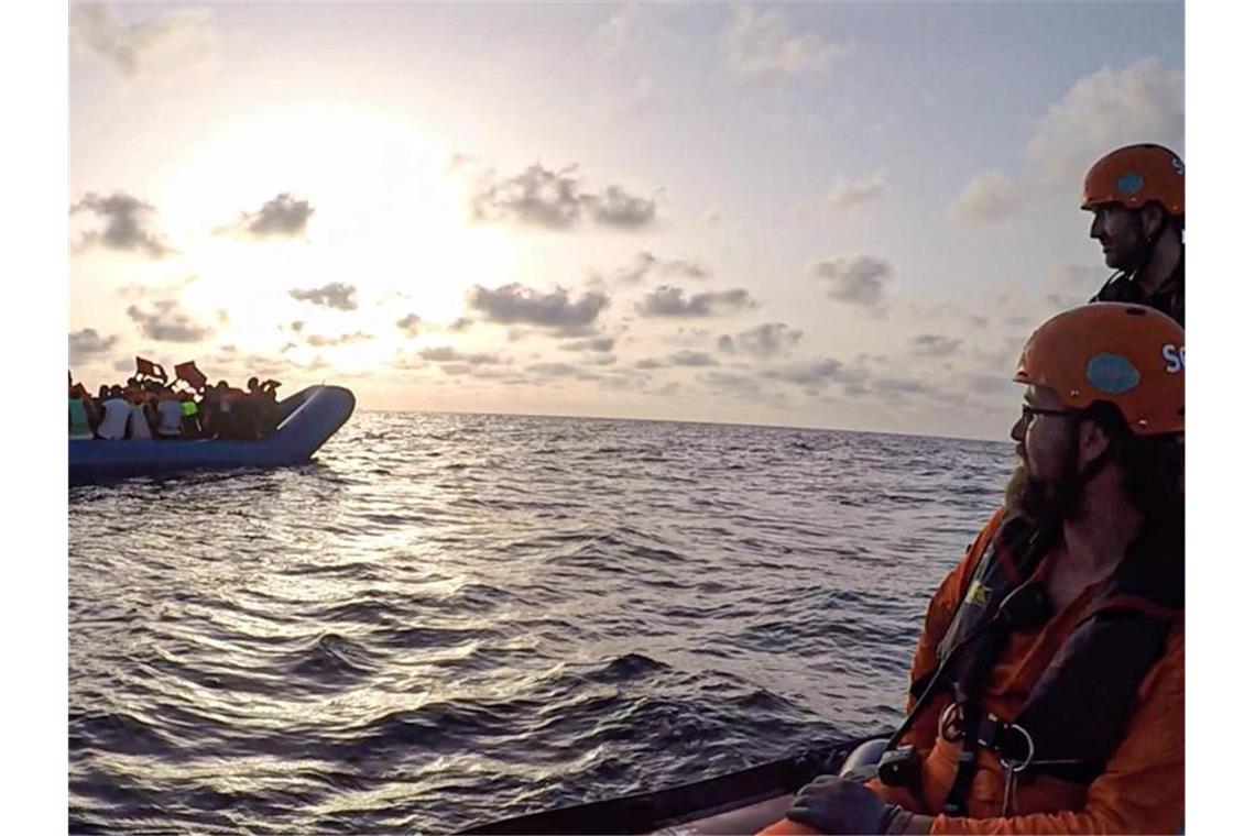Sea-Eye lehnt Verhaltenskodex für Seenotretter ab Seenotretter vom Rettungsschiff „Alan Kurdi“ blicken zu einem Schlauchboot voller Flüchtlinge (Archiv). Foto: Pavel D. Vitko/Sea-Eye/dpa