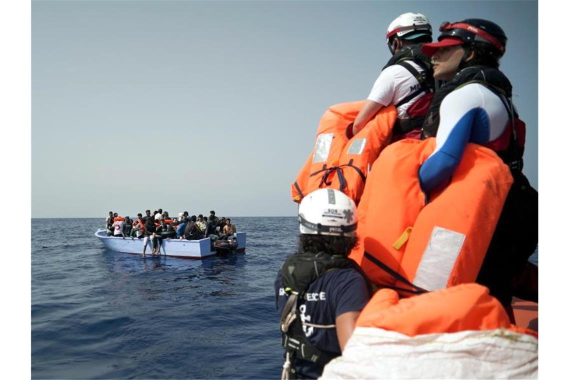 Seenotretter von SOS Méditerranée halten vor Libyen Rettungswesten für in Seenot geratene Flüchtlinge bereit. Foto: Renata Brito/AP