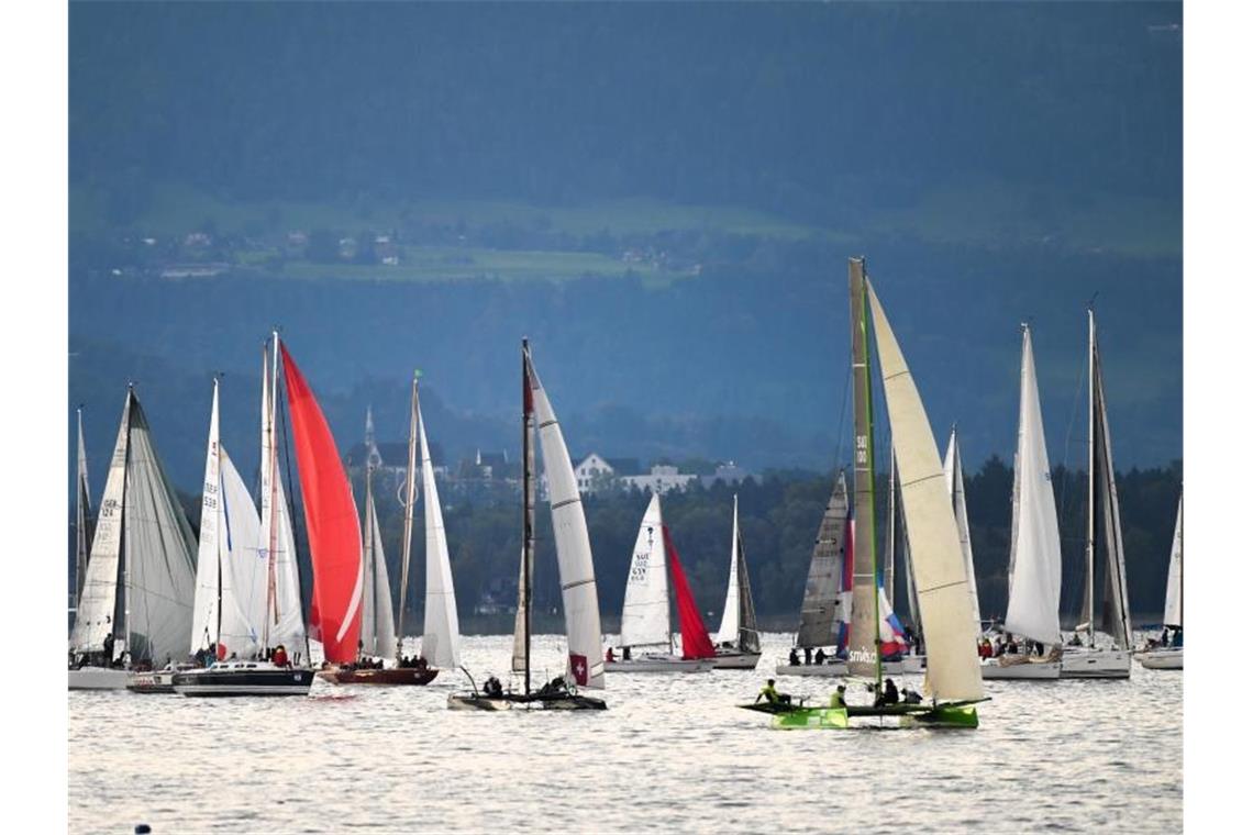 Größte Bodensee-Regatta dümpelt bei Flaute vor sich hin