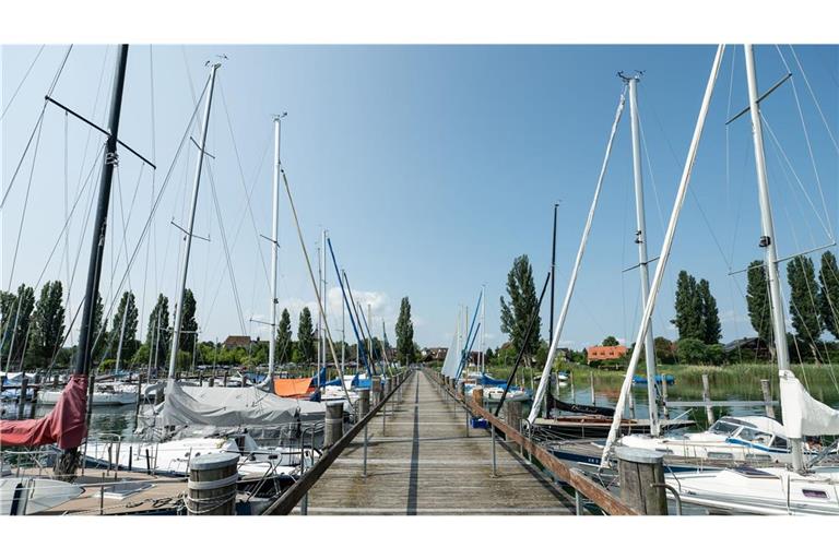 Segelboote liegen an einem Steg am Bodensee: Der Zugverkehr zwischen Radolfzell und Konstanz bleibt nach einem Unfall an der Oberleitung etwas länger eingeschränkt als gedacht (Symbolfoto).