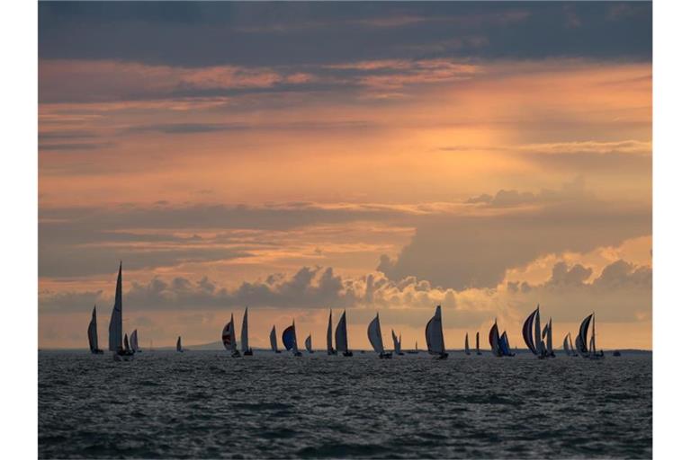 Segelboote vor Lindau während der Nachtregatta auf dem Bodensee "Rund um" im Sonnenuntergang. Foto: Karl-Josef Hildenbrand/Archiv