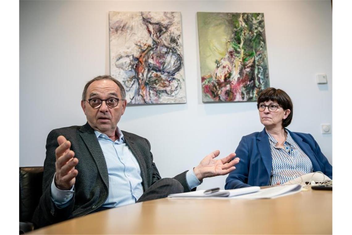 CDU-Spitze nach Thüringen-Eklat: Neuwahlen „der klarste Weg“ Sehen die GroKo durch die Entwicklungen in Thüringen belastet: Die SPD-Vorsitzenden Norbert Walter-Borjans und Saskia Esken. Foto: Michael Kappeler/dpa